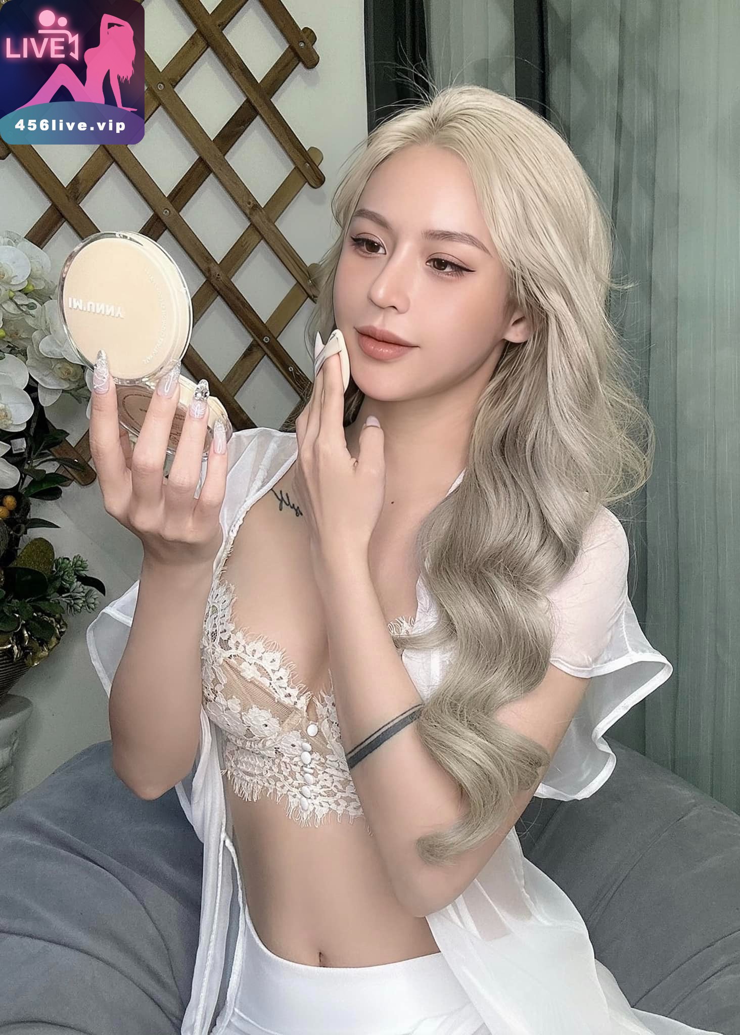 Nguyễn Hà Linh 2 Bóng Hồng Nguyễn Hà Linh Tạo Dáng Cực Sang Chảnh Đầy Khiêu Gợi 2