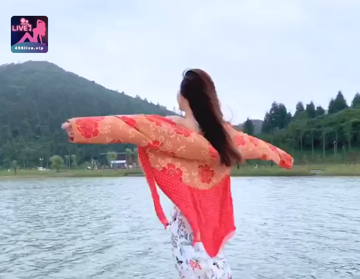Túc Chung 1 Hotgirl Livetream Túc Chung Khoe Cách Nói Chuyện Duyên Dáng Thu Hút Fan 1