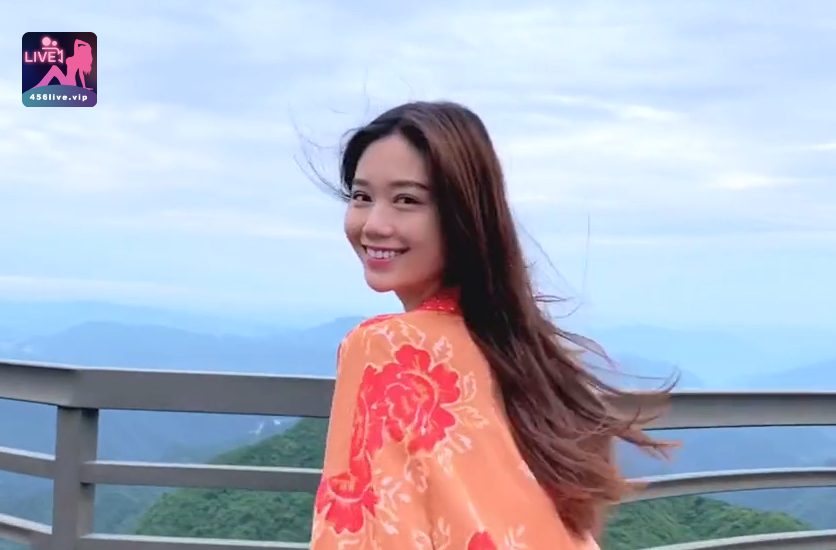 Túc Chung 3 Hotgirl Livetream Túc Chung Khoe Cách Nói Chuyện Duyên Dáng Thu Hút Fan 3