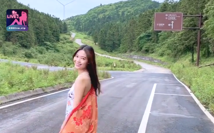 Túc Chung 4 Hotgirl Livetream Túc Chung Khoe Cách Nói Chuyện Duyên Dáng Thu Hút Fan 4