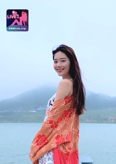 Túc Chung 5 Hotgirl Livetream Túc Chung Khoe Cách Nói Chuyện Duyên Dáng Thu Hút Fan 5