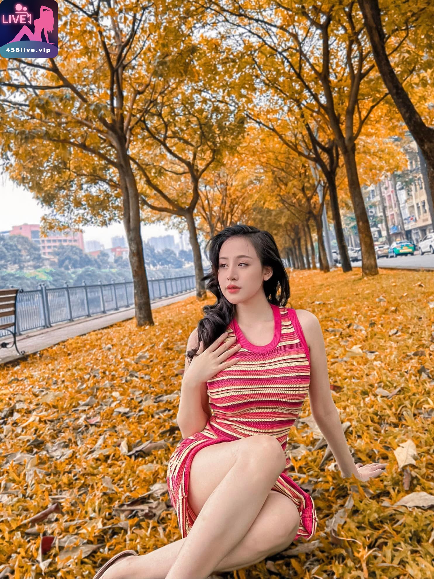 Lê Thị Huyền Anh 4 Lê Thị Huyền Anh Diện Đầm Ngắn Để Lộ Đôi Chân Thon Dài Trắng Nỏn 4