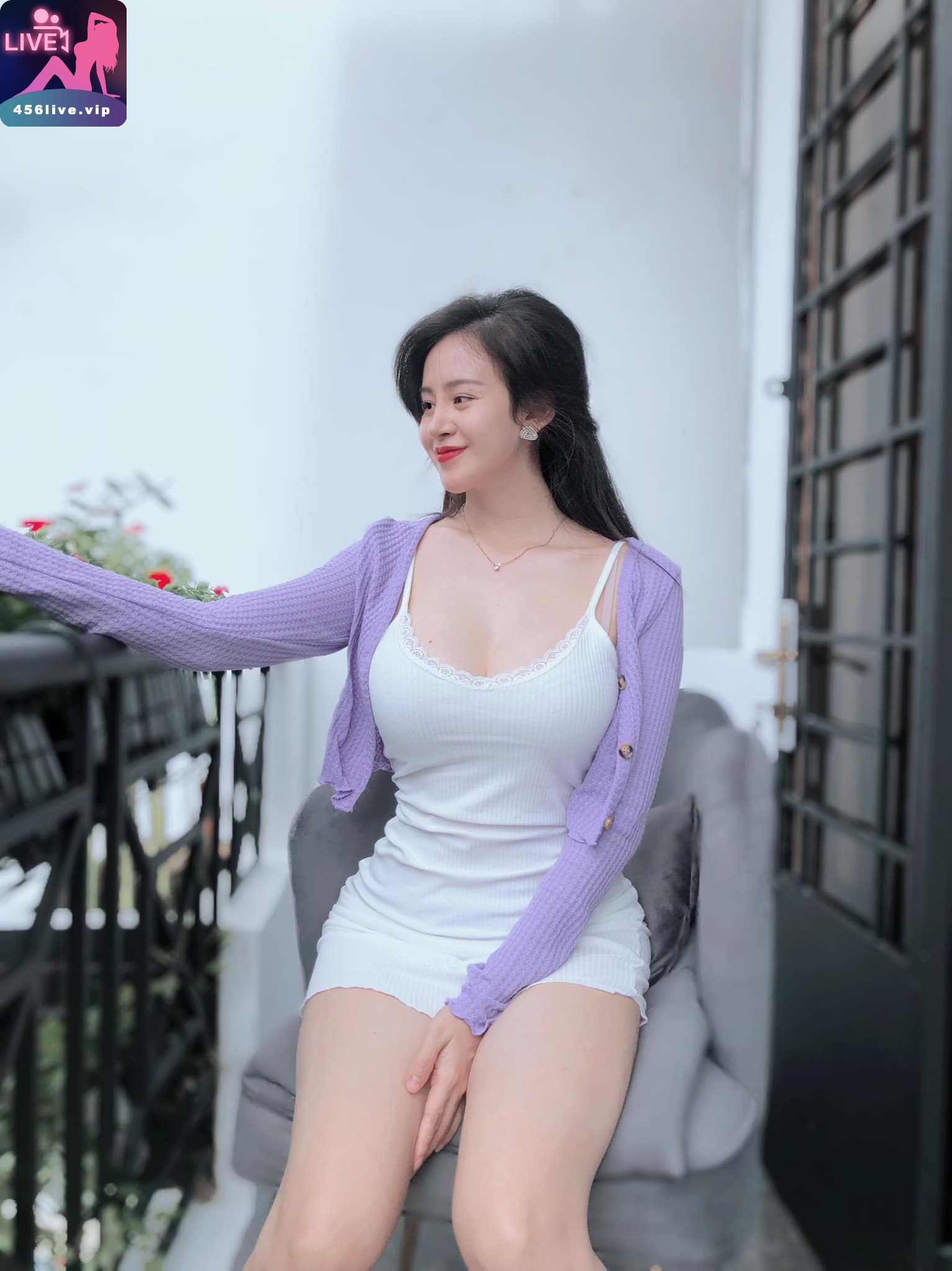 Lê Thị Huyền Anh 6 Lê Thị Huyền Anh Diện Đầm Ngắn Để Lộ Đôi Chân Thon Dài Trắng Nỏn 6