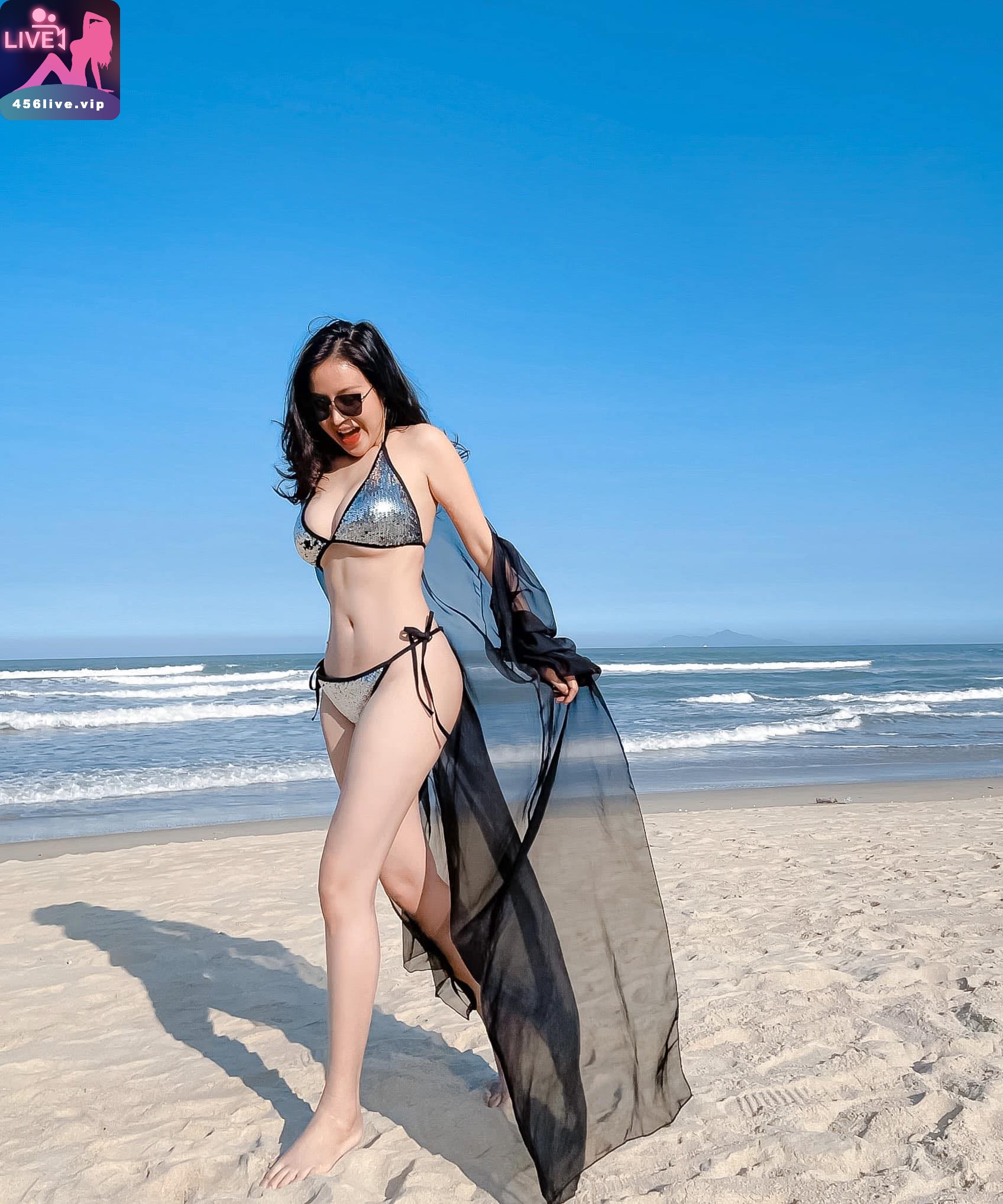 Lê Thị Huyền Anh 8 Lê Thị Huyền Anh Diện Đầm Ngắn Để Lộ Đôi Chân Thon Dài Trắng Nỏn 8